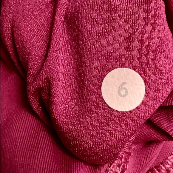 Lululemon Capri Athletic Leggings w Mesh Side Panels Sz 6 Fuchsia Pink - Picture 8 of 8
